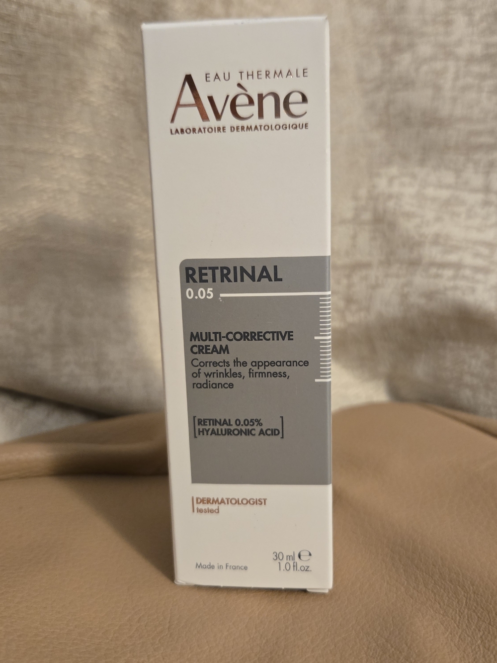 Avène Retrinal 0.05 Multi-Corrective Cream — White and Gray